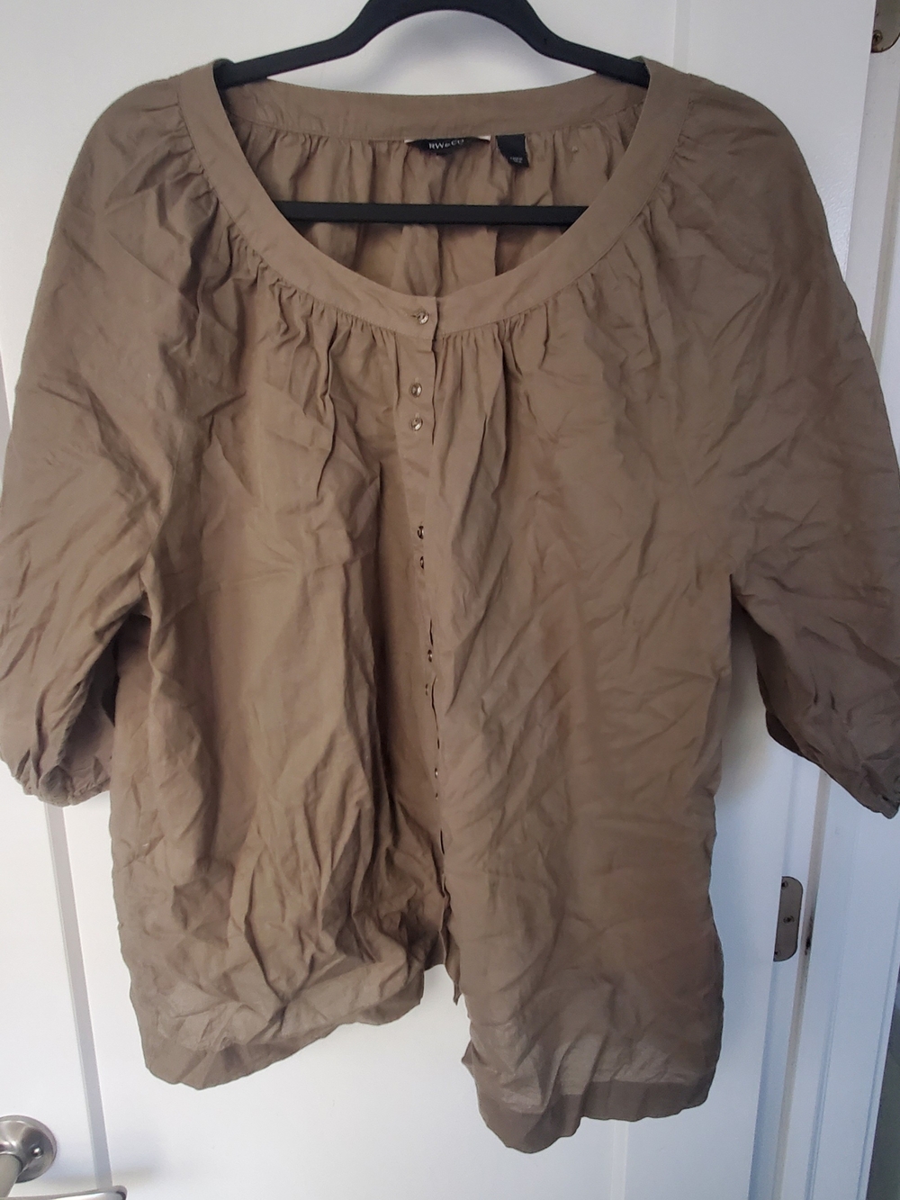 RW&CO. Relaxed Scoop-Neck Button Front Blouse in Tan